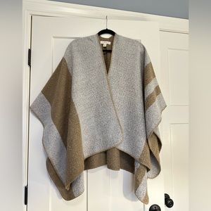 Francesca’s Gray/Beige Sweater Cape O/S